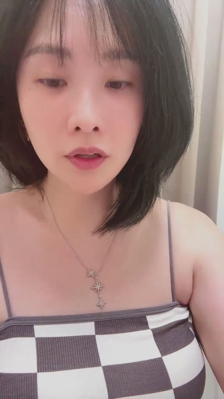 loveevelyn : 不經意撥弄頭髮的瞬間,有沒有撩到你的心?🥰✨ #笑容治癒 #心動