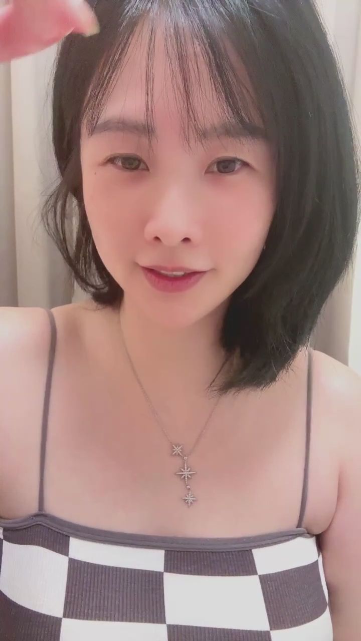 loveevelyn : 今天的快樂能量已經加滿!快來接收我的專屬笑容吧~👋😆 #笑容滿分 #直播互動
