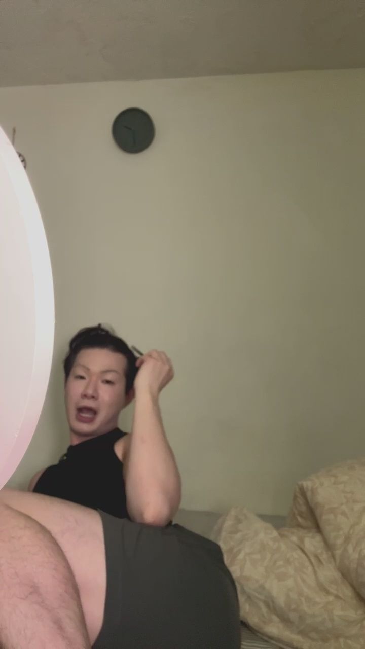  : 化妝化到一半突然展現軟骨功？這驚人的腿部柔軟度絕對讓你移不開視線！🔥🦵 #柔軟度 #反差魅力 #高難度