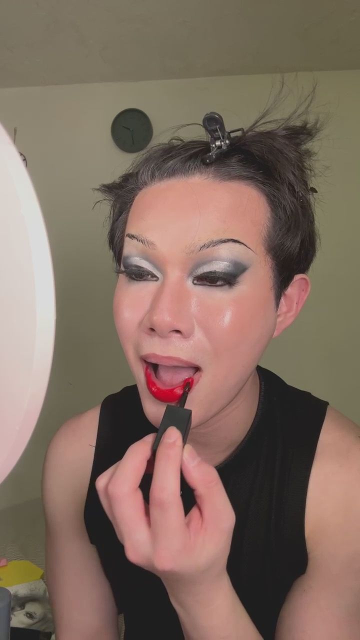  : 極致誘惑的紅唇上色瞬間，搭配冷豔眼神，你心動了嗎？💄🔥 #紅唇 #性感妝容 #誘惑