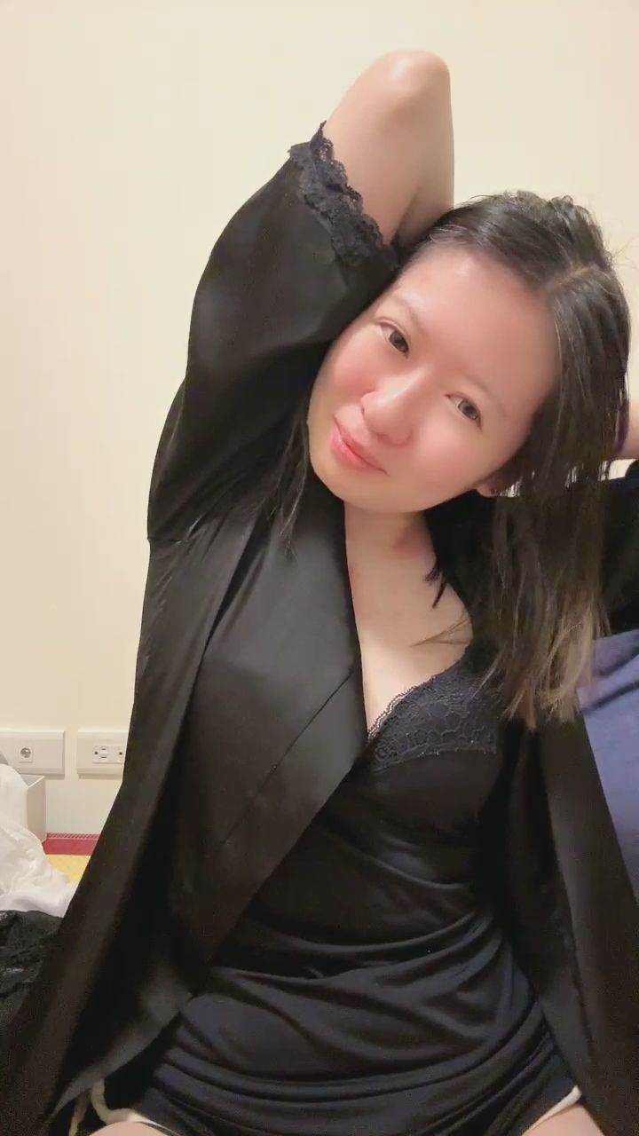  : 開懷大笑的瞬間加上性感的刺青展示，太迷人了 ✨ #刺青女孩 #真實互動 #性感日常