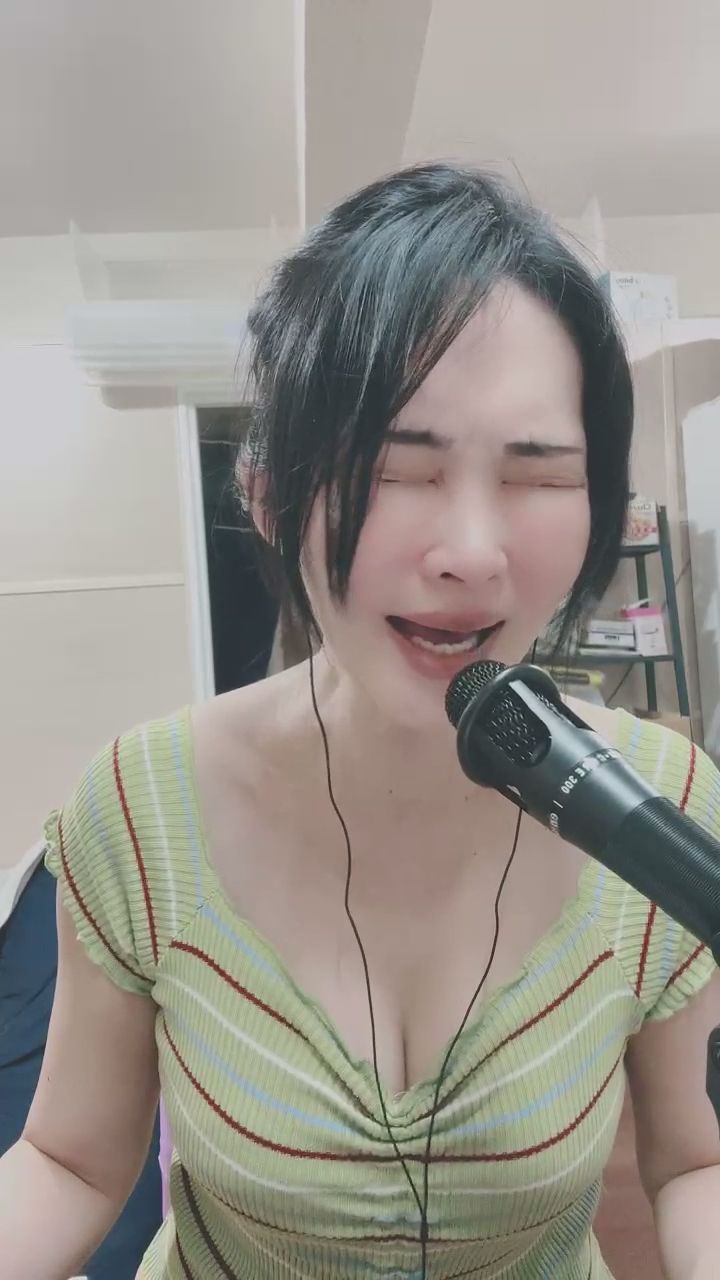  : 聽得出來這首歌裡的情感嗎？全心投入的模樣真的太迷人了 🎶🔥 #深情演唱 #高潮 #心動瞬間