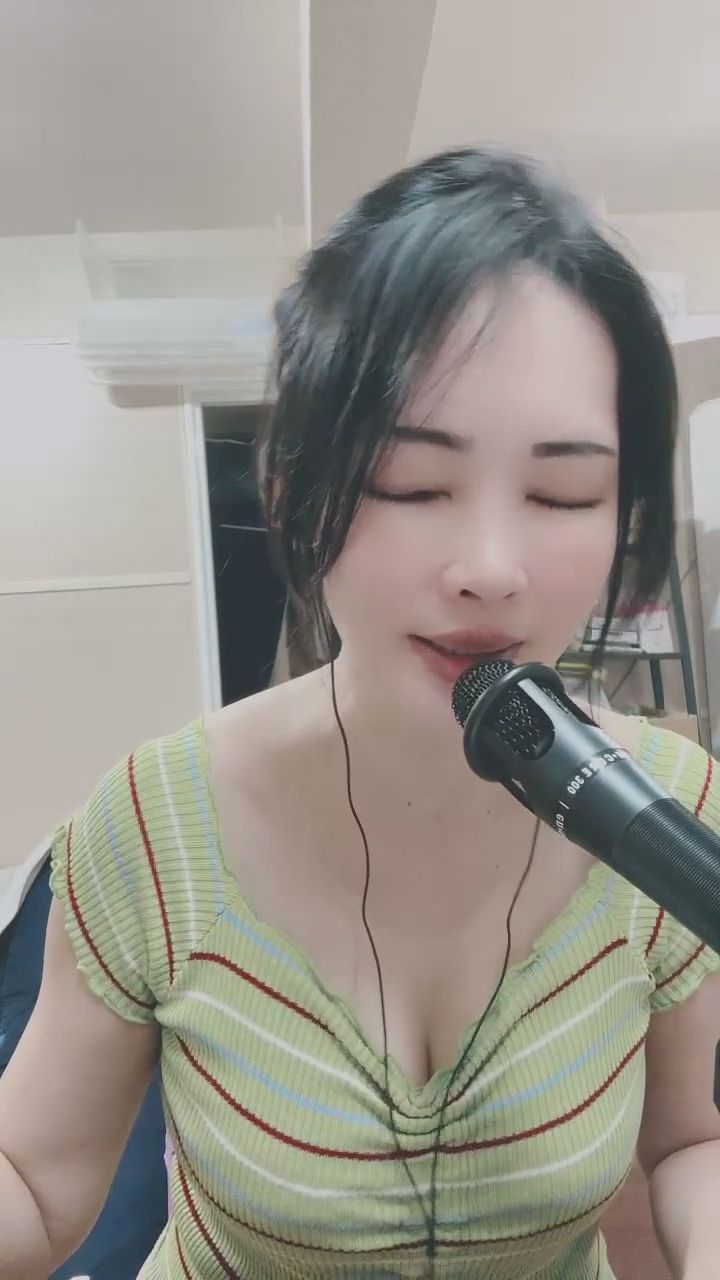  : 閉上眼深情開唱的瞬間，想成為那個讓你專注聆聽的人嗎？🎙️✨ #深情 #陪伴 #溫柔