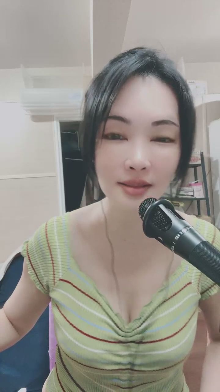  : 唱歌時突然對著你甜甜一笑，這個眼神交流你給幾分？😍🎤 #甜美笑容 #女友感 #眼神交會