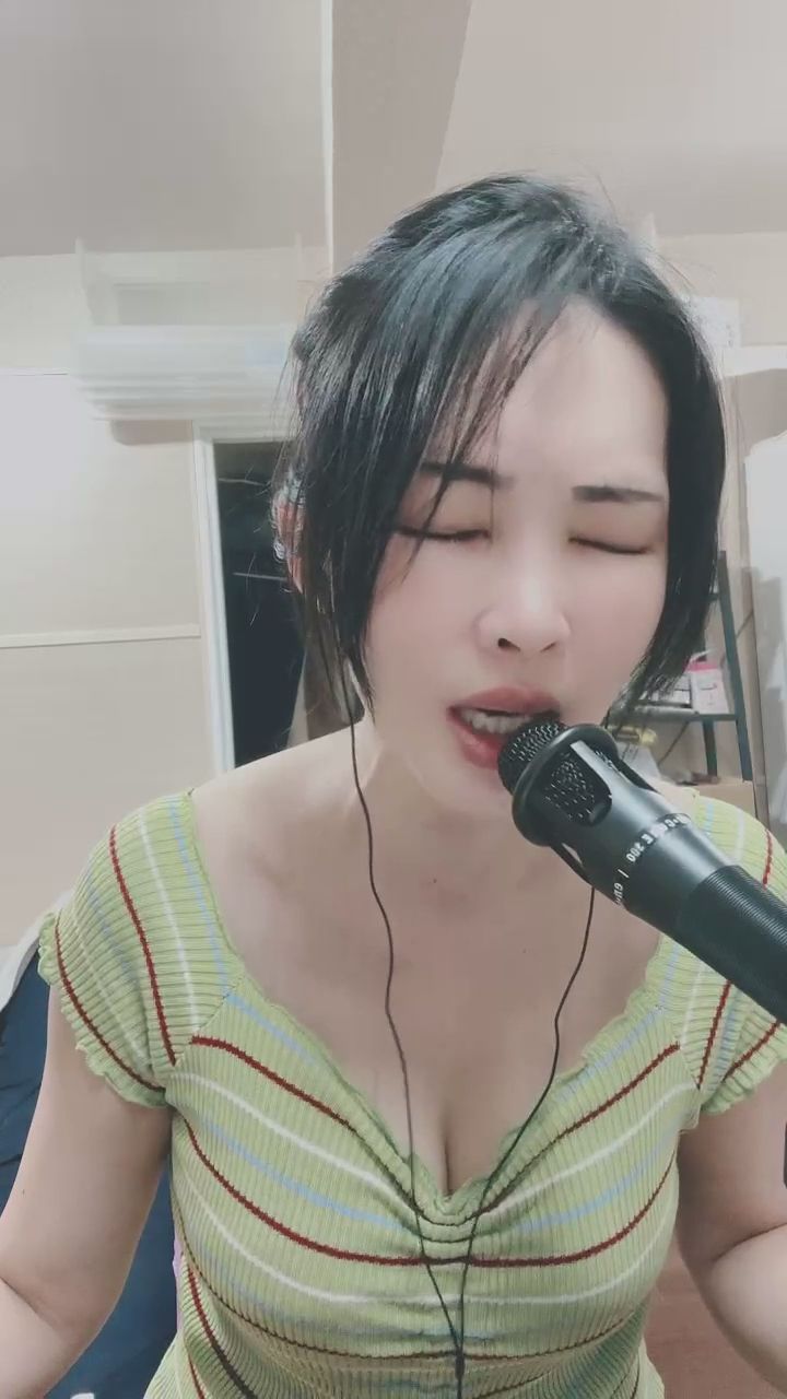  : 專注唱歌的模樣最迷人，看著她的眼神是不是心跳都漏了一拍？🎧💫 #魅力四射 #專注 #微性感