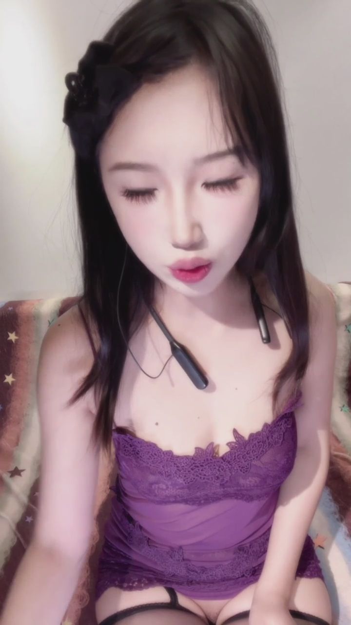  : 敢不敢和她一起挑戰這根紅辣椒？俏皮吐舌與甜笑瞬間融化你的心 🌶️🔥 #俏皮互動 #蕾絲睡衣 #視覺誘惑
