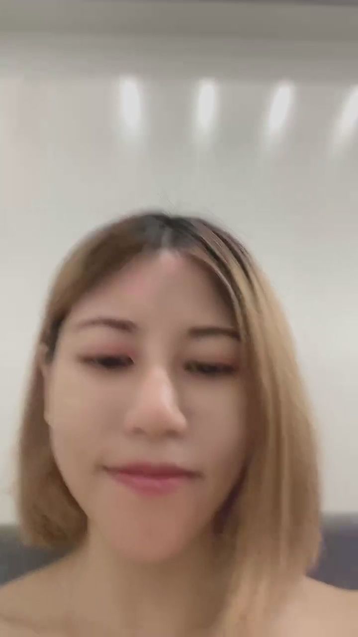  : 摘下口罩的瞬間，這個真實模樣你給幾分呢？車內專屬的小驚喜偷偷給你看～ #口罩女孩 #心動瞬間 #甜美笑容 #反差萌