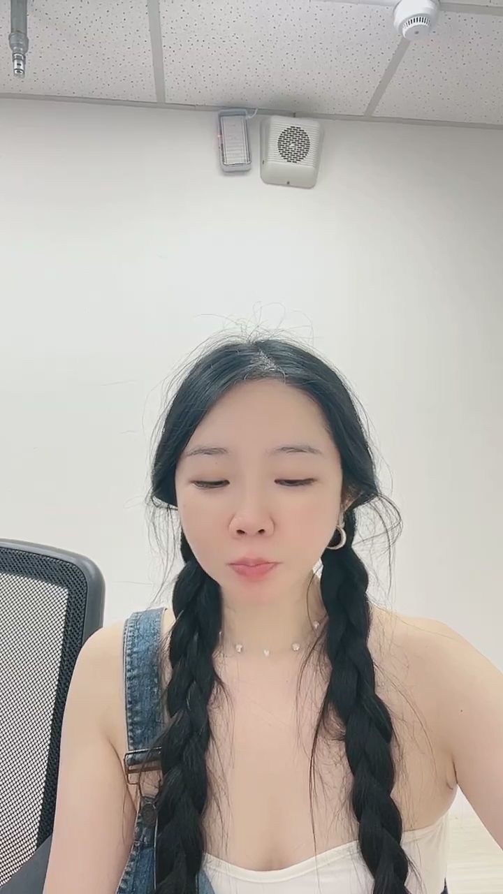  : 今天的甜點特別好吃，你想不想也嚐一口？👅🍰 #甜點時間 #感官誘惑 #可愛日常