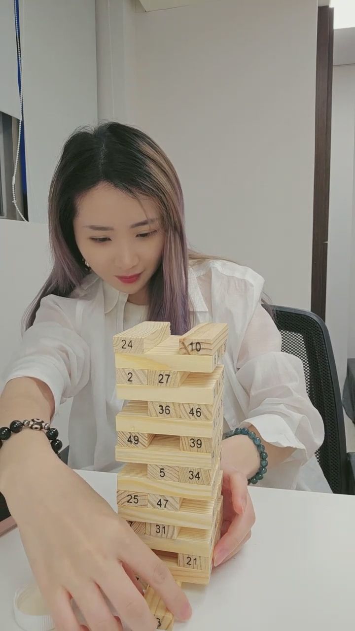  : 差點以為要成功了...猜猜我最後成功保住積木塔了沒🤣 #疊疊樂 #挑戰 #互動
