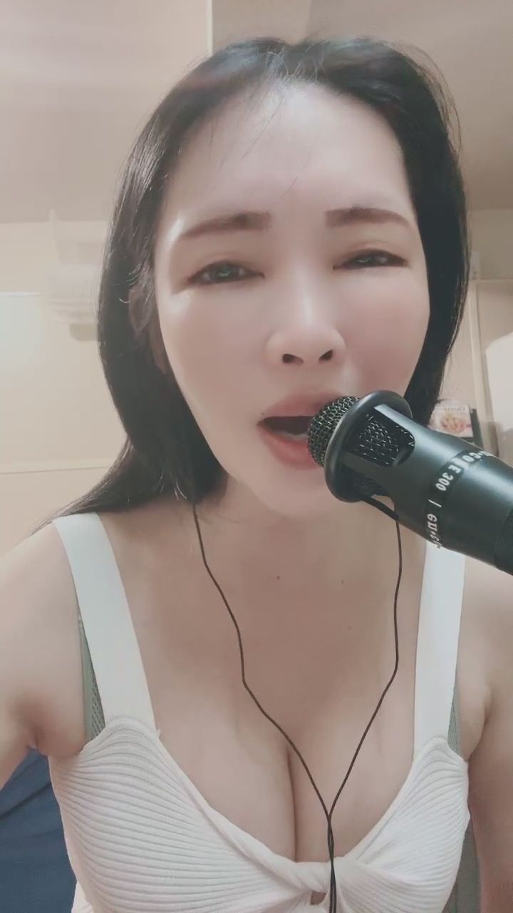 impatty922 : 一邊唱歌一邊看著你，這溫柔的眼神誰能抗拒？ 🎤👀 #溫柔 #眼神殺 #心動瞬間