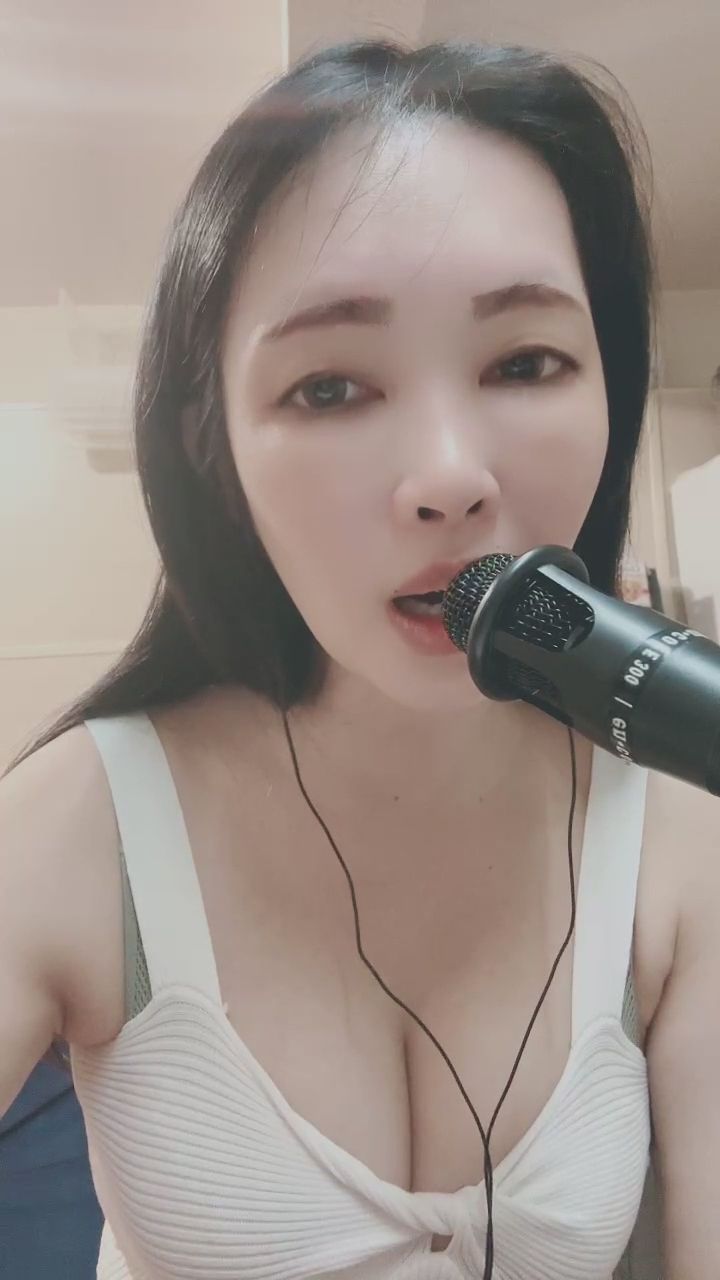 impatty922 : 閉上眼深情演唱的模樣,完全讓人沉浸在她的歌聲裡 ✨🎶 #深情演唱 #沉浸體驗 #迷人歌聲