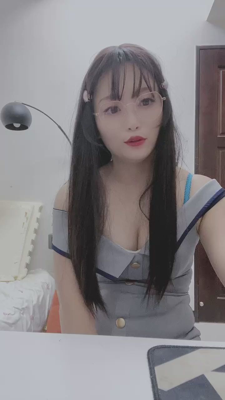 wt0314 : 鼓臉頰加吐舌頭，這種可愛又性感的反差誰受得了？😜 #甜美 #微性感 #反差萌
