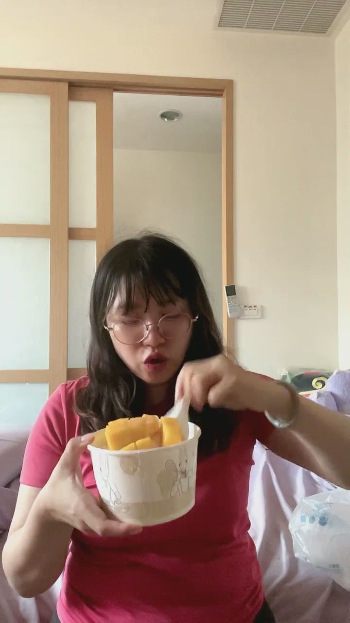 chenxi__ : 這碗芒果真的太誘人了，跟我一起大口吃吧！🥭😋 #吃播 #芒果 #美食日常