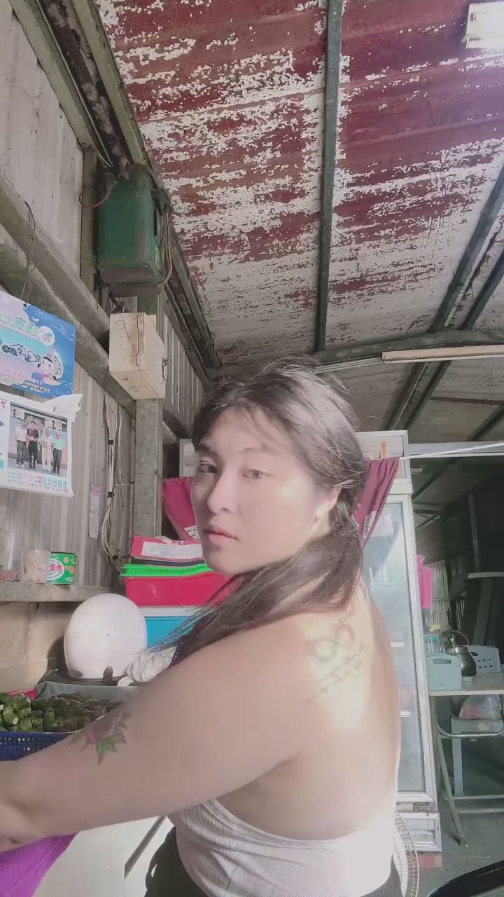  : 忙碌中轉身給你一個專屬的眼神 😉 #第一視角 #居家日常 #專屬互動