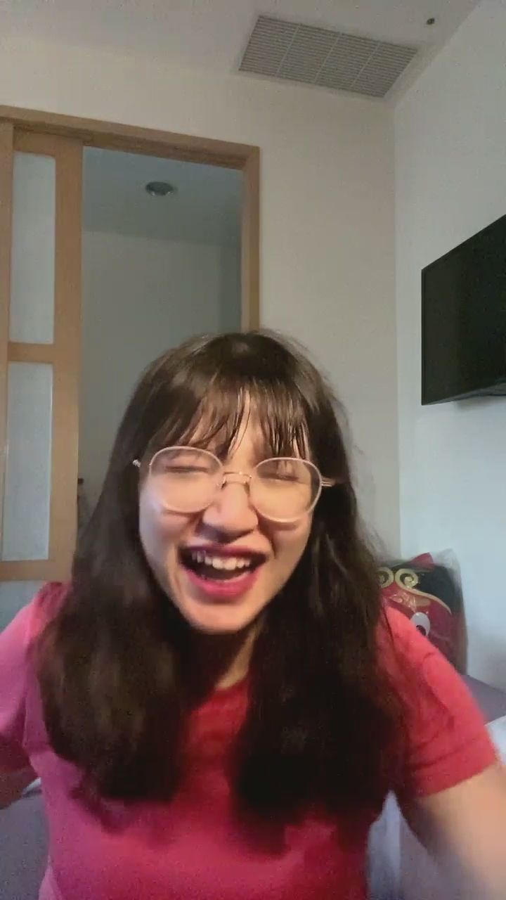  : 聊著聊著就忍不住大笑啦！靠近一點，這個笑容有沒有感染到你？🥰 #女友日常 #可愛 #大笑 #甜妹
