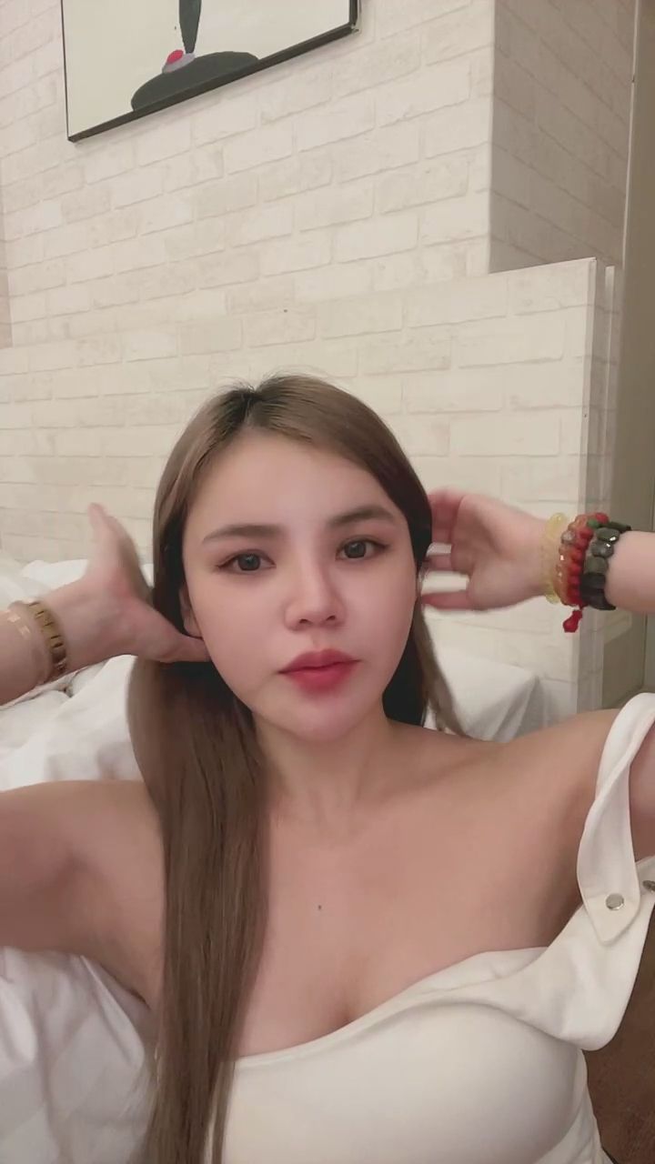 vicki4929 : 伸懶腰 解釦子小性感🫦              有接收到我的眨眼放電嗎？✨😘 #性感 #慵懶 #放電
