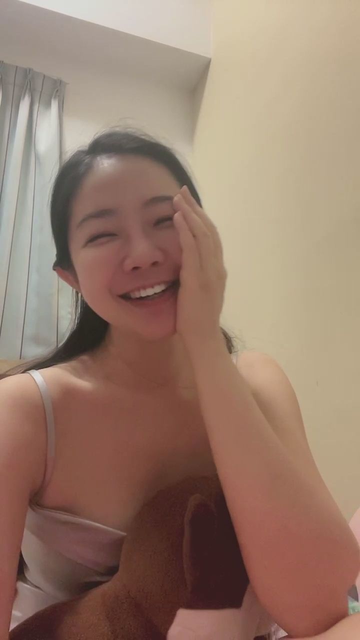 chu.55.chu : 要多多點指令呀～才會壞壞😏不經意整理頭髮的瞬間，配上這甜美的笑容，真的是讓人無法抗拒！💞 #心動瞬間 #甜美 #日常分享