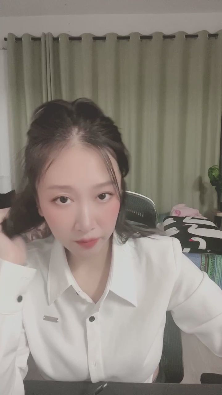 vivibaby : 這甜美的酒窩和笑容誰能抵擋？💕 快來感受滿滿的戀愛感！ #甜美 #酒窩 #心動瞬間 #直播日常