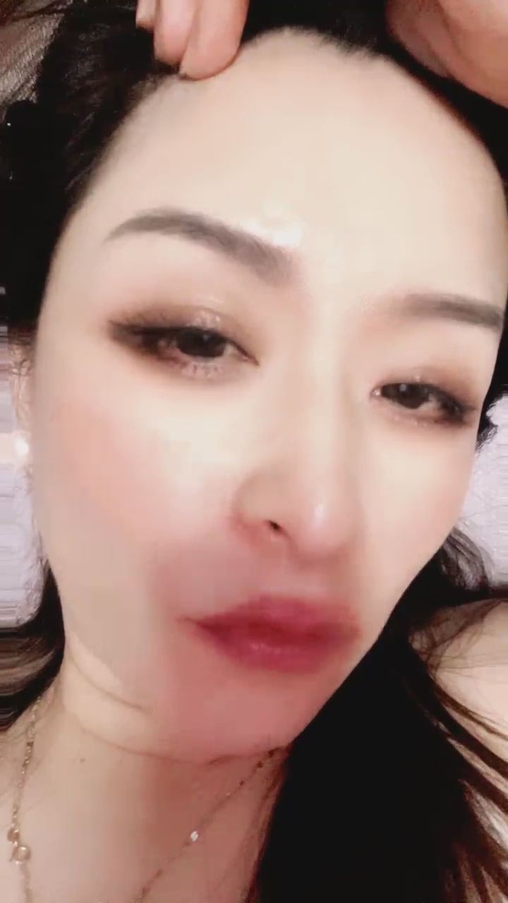 taotao6677 : 這樣的專屬凝視與不經意的咬唇，誰能抗拒？😉 #心動瞬間 #女友感 #眼神交流