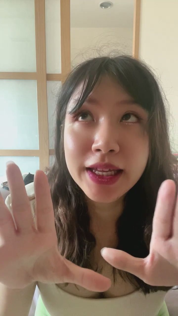  : 靠近一點，想讓你把我的心意看得更清楚喔～💖 #心動瞬間 #深V誘惑 #親密視角
