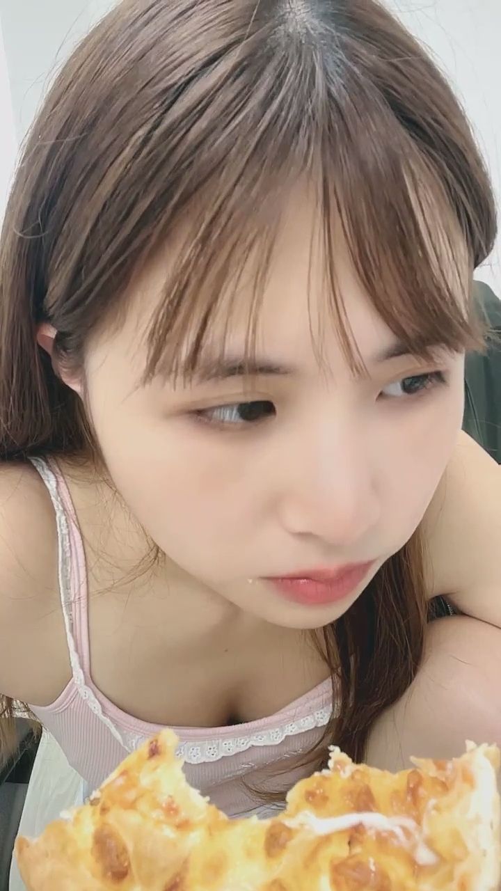  : 偷看我吃東西被發現了... 這樣盯著我看會害羞啦 🍕🫣 #女友視角 #心動對視 #日常陪伴