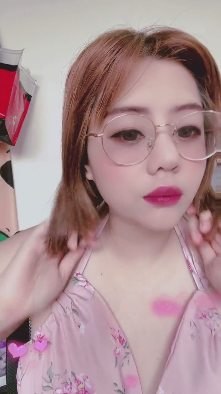  : 戴上眼鏡的知性模樣，近距離特寫讓你心動了嗎？ #眼鏡娘 #特寫 #知性