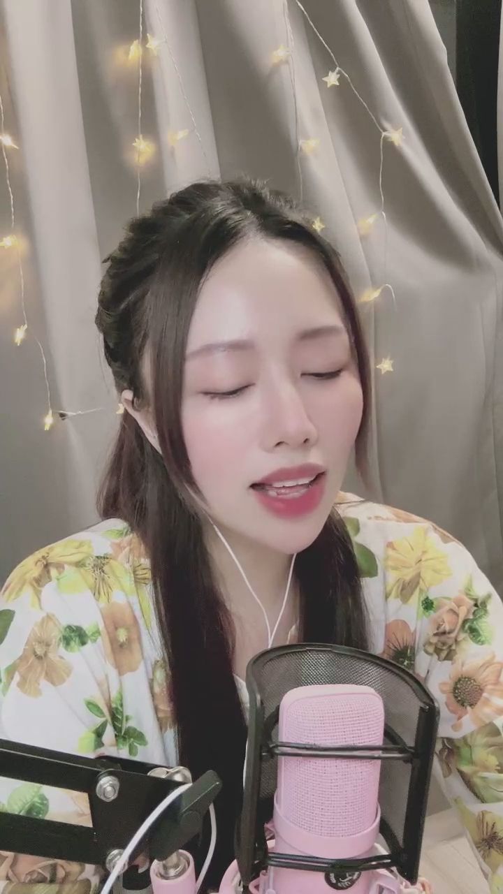  : 沉浸在旋律裡的這份溫柔，深情的眼神與歌聲，你感受到了嗎？🥺❤️ #深情演唱 #溫柔 #眼神交流 #音樂時刻
