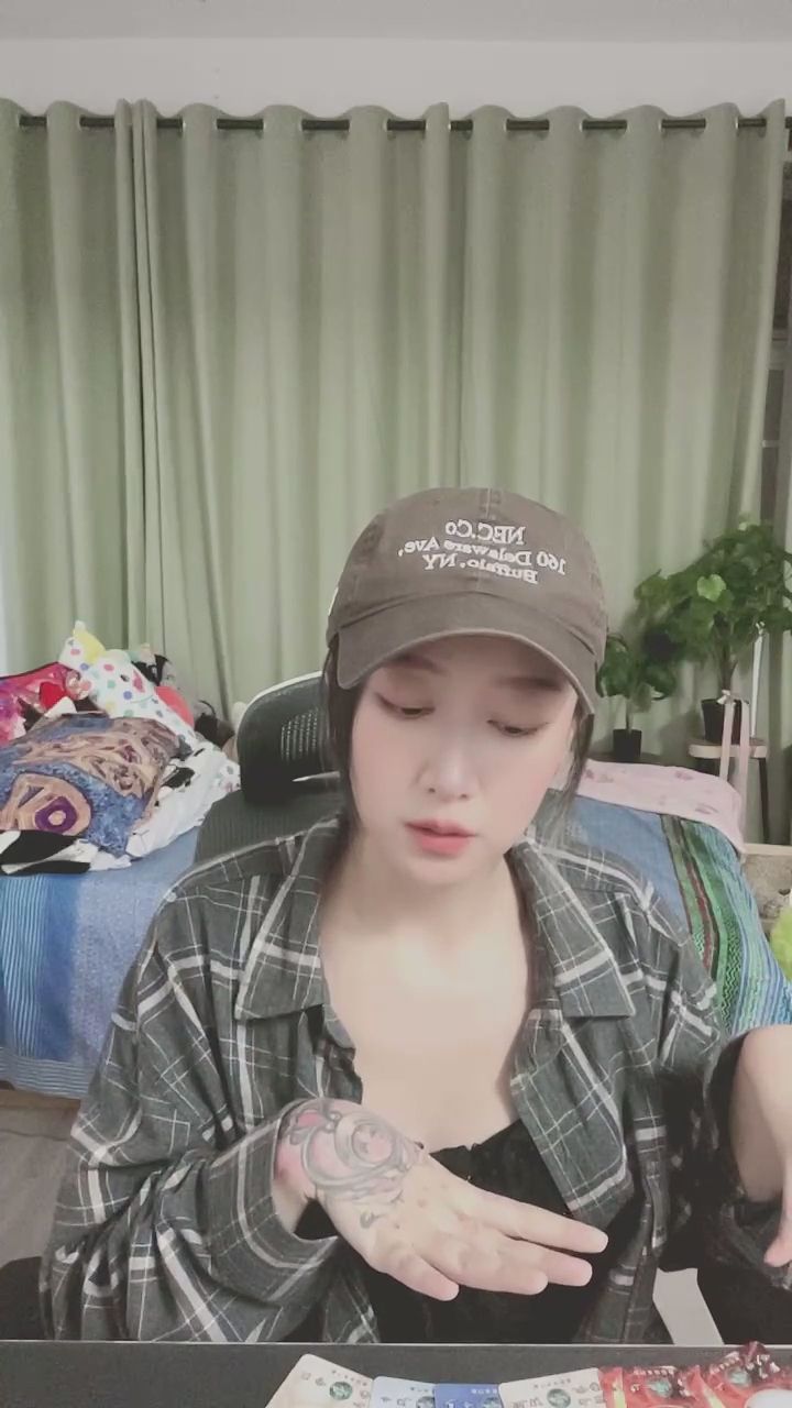 vivibaby : 今天的塔羅牌透露了什麼秘密？快來聽聽專屬解答吧！🔮✨ #塔羅占卜 #運勢解密 #神秘感 #好運