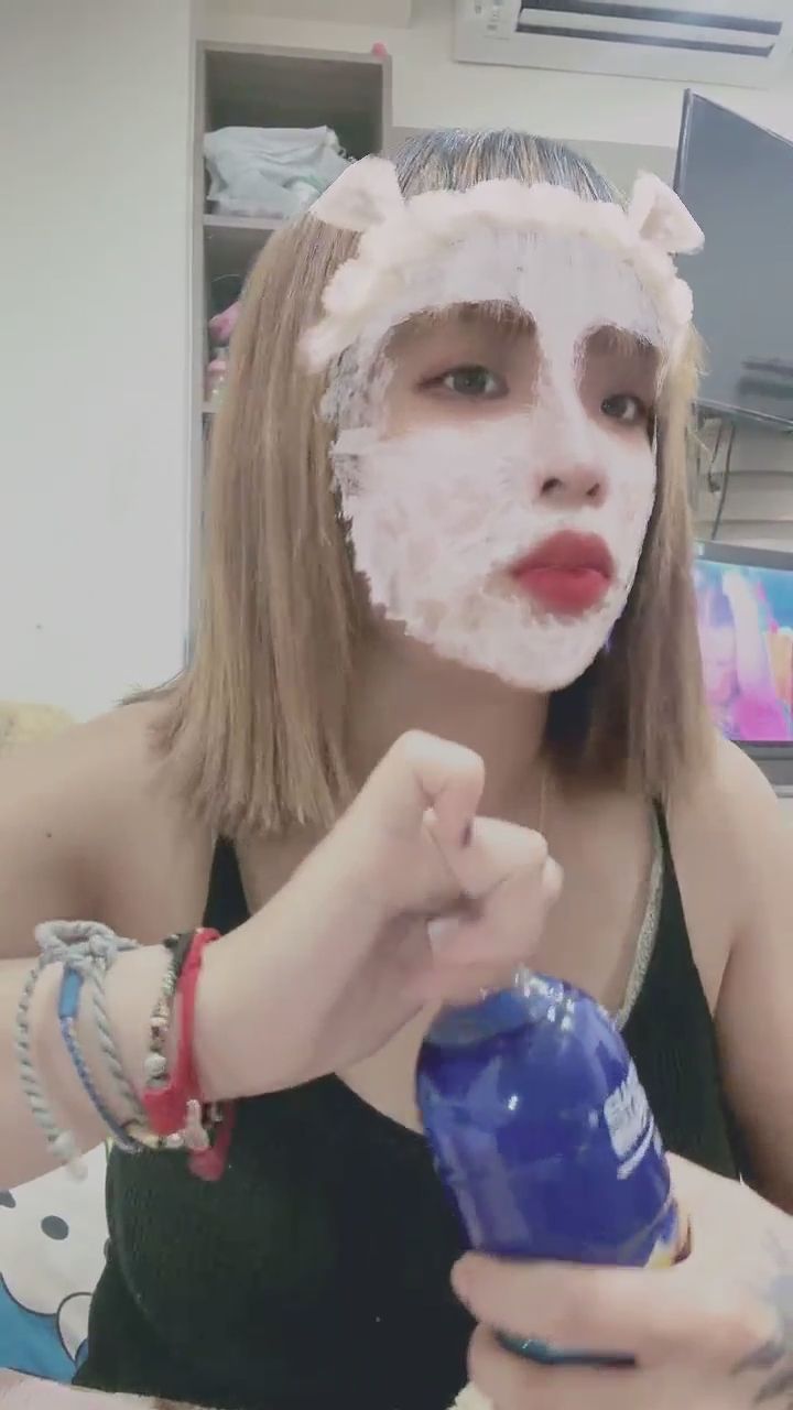  : 敷著面膜也擋不住的俏皮誘惑～💦👅 #俏皮 #喝水 #面具女孩