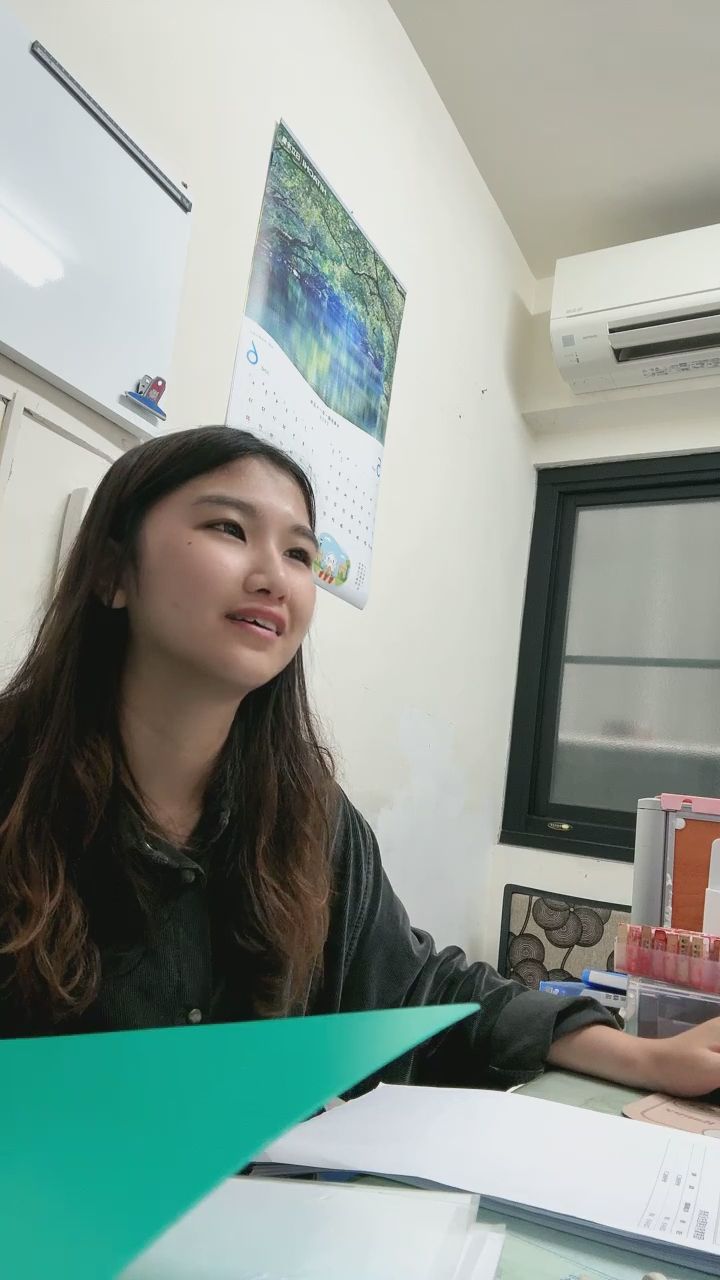  : 辦公室裡最美的風景，就是這樣真實可愛的笑容！😍✨ #鄰家女孩 #甜美笑容 #辦公室日常 #笑容