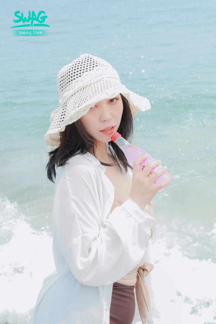 maru_77 : 夏天就是要游泳!雖然璐璐不會游泳只會溺水
之後再來解鎖正面照,美酒、美人跟美乳(?
