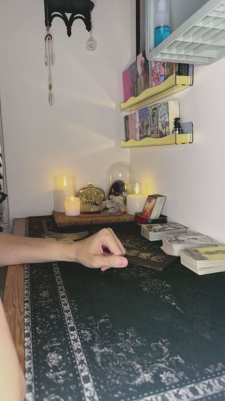 innerlighthouse : 憑直覺選一組，哪一堆牌正在呼喚你？🕯️✨ #大眾占卜 #選牌 #塔羅測驗