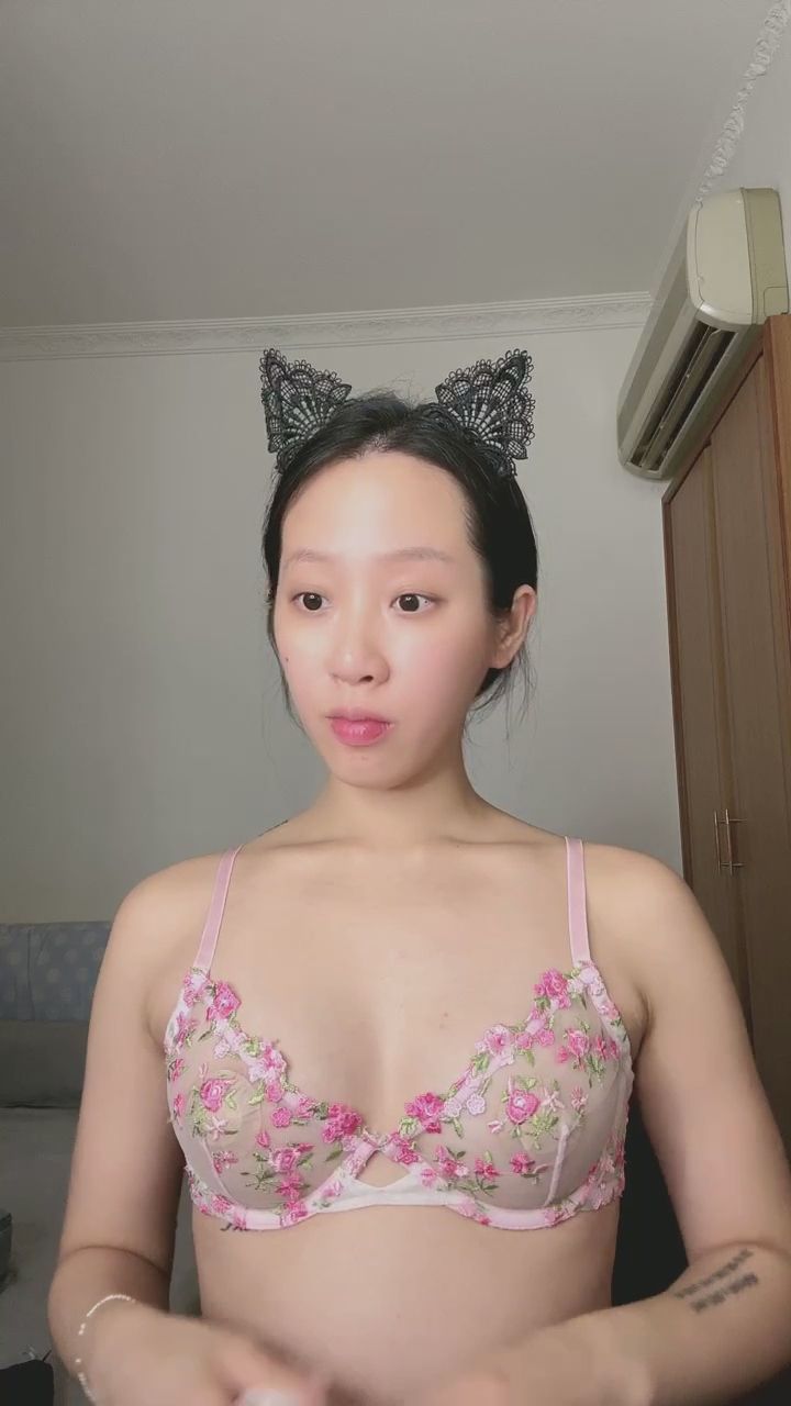  : 溫柔的粉色碎花蕾絲，一件件脫給你看 🌸✨ #換裝過程 #蕾絲內衣 #甜美穿搭