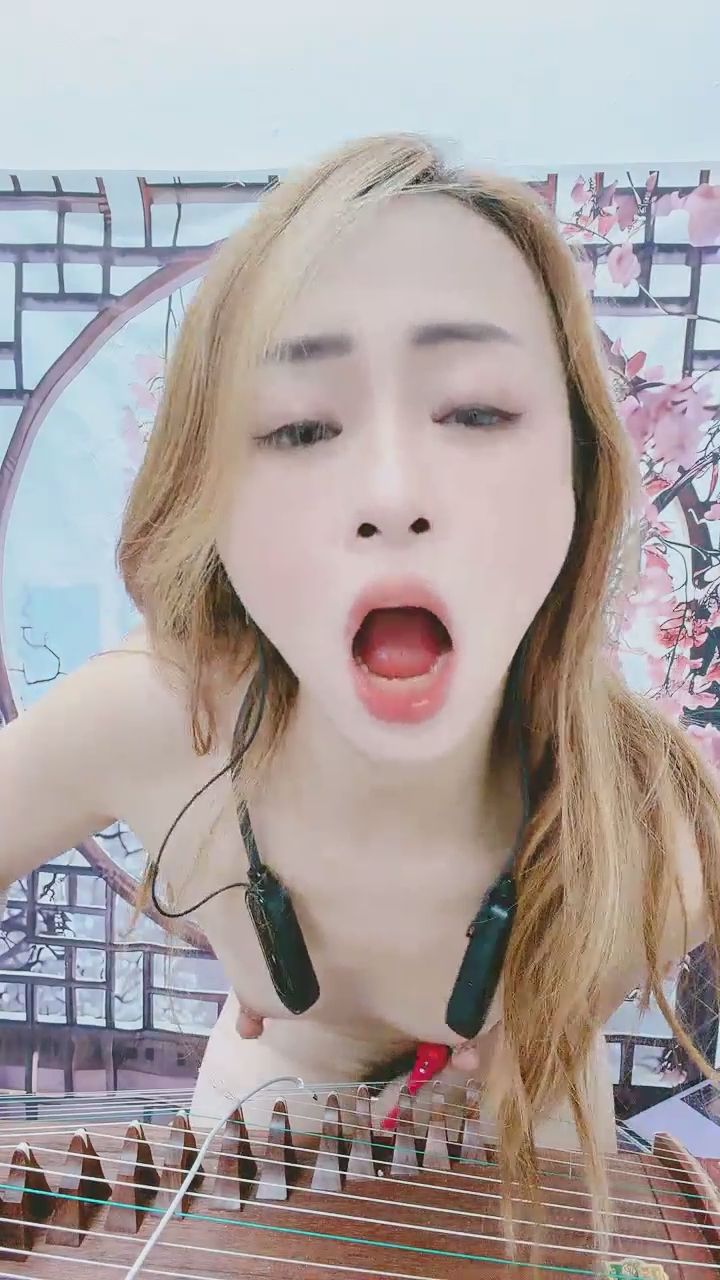  : 古箏後的秘密體驗，無法掩飾的愉悅表情絕對讓你心跳加速！🔥 #玩具互動 #極致愉悅 #性感女神