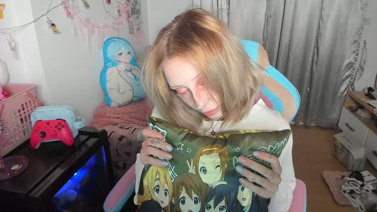 businka_ : #金髮
#童顏
#白肌
#傲人雙峰
#動漫
#宅男福利
my favorite anime pillow (★ ω ★)