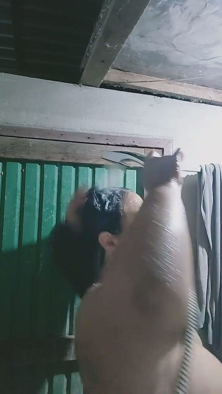  : 花灑下的清涼水流與溫熱肌膚，帶給你最純粹的視覺享受 🚿✨ #淋浴 #身材 #微濕