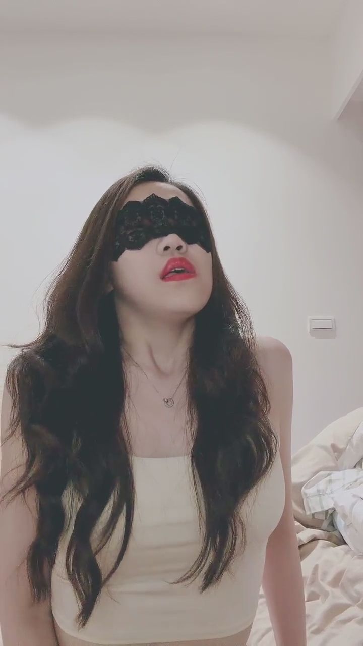  : 跟著她的呼吸節奏，感受面罩下最真實的情緒起伏...💋 #神祕感 #性感誘惑 #情緒張力
