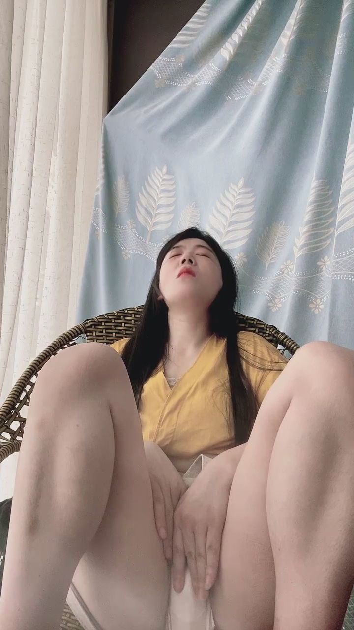  : 令人窒息的極致仰拍視角，準備好迎接這波律動了嗎？ ❤️‍🔥 #極致仰拍 #性感姿勢 #深夜誘惑