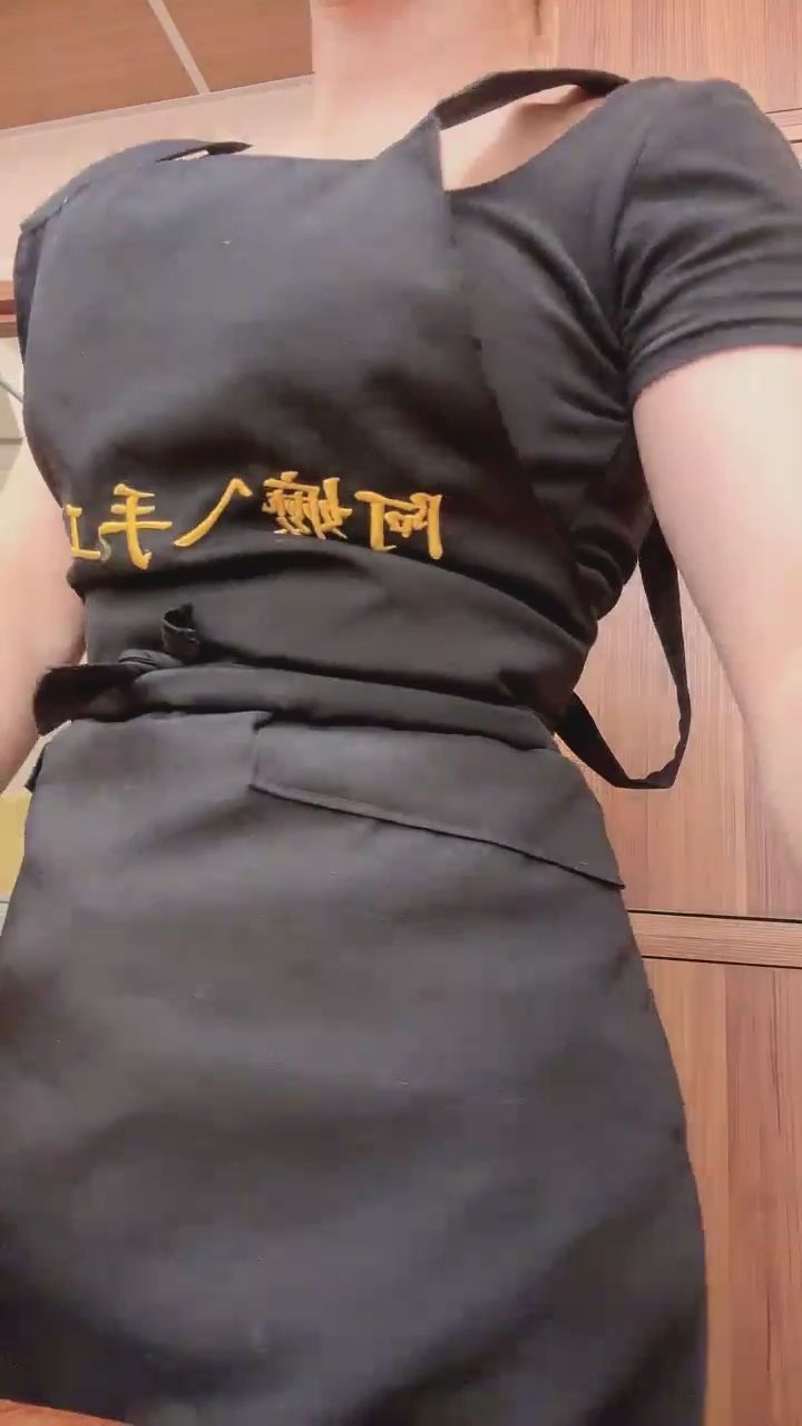  : 廚房裡的專屬視角 👀 喜歡這身露背裝嗎？ #廚房日常 #工作服 #男友視角