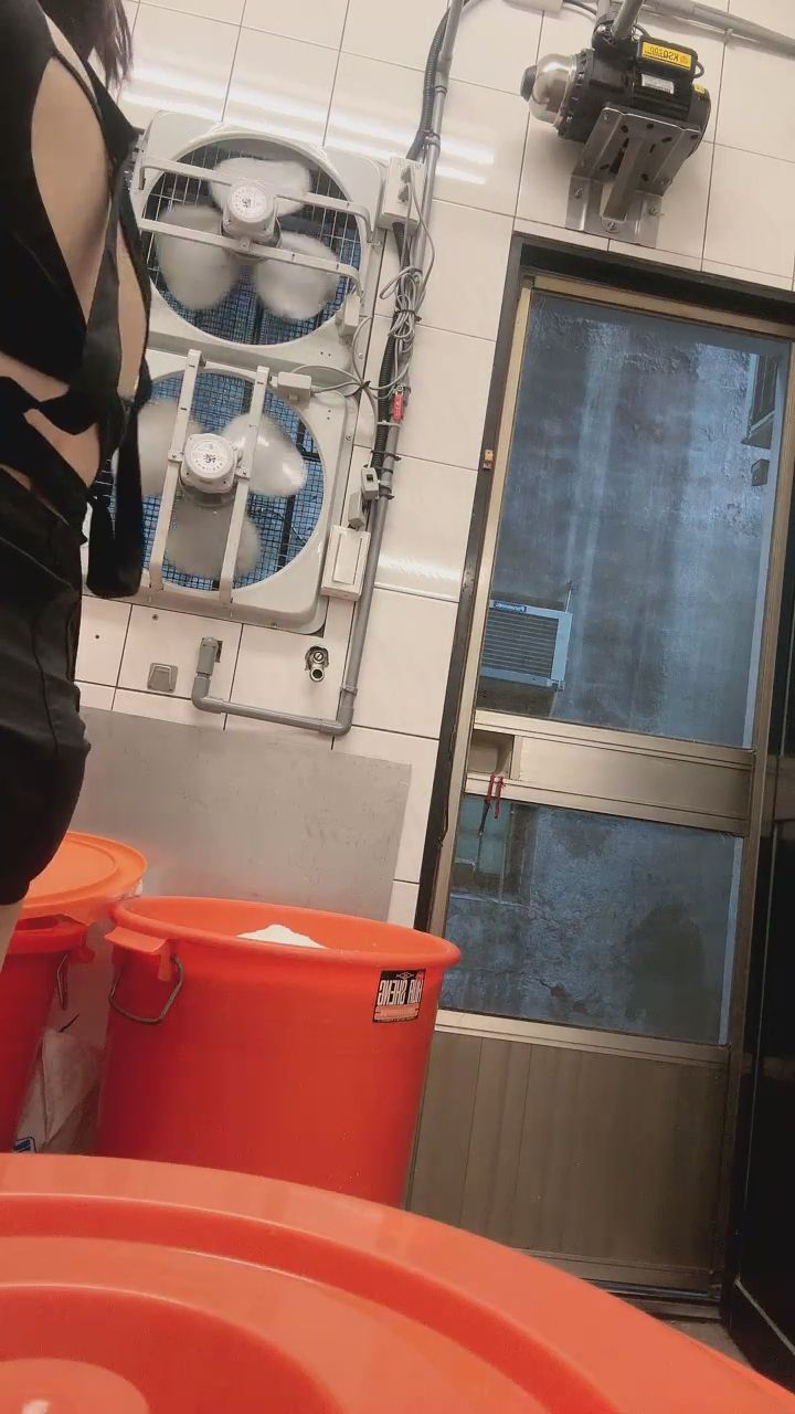  : 忙碌的備料時間 💦 認真工作的樣子你喜歡嗎？ #日常紀錄 #廚房日常 #心動瞬間