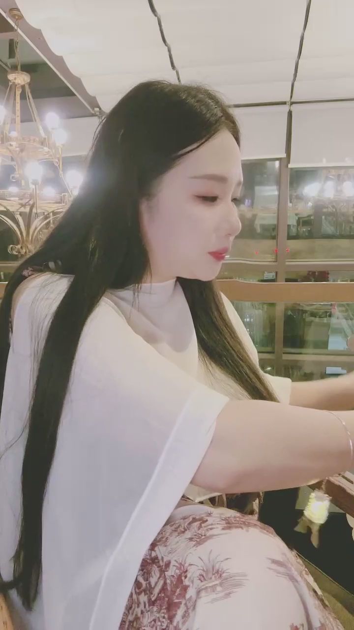xchen118 : 下餐廳吃面,視線是不是完全離不開?🍝👀 #吃播 #女友視角 #日常誘惑