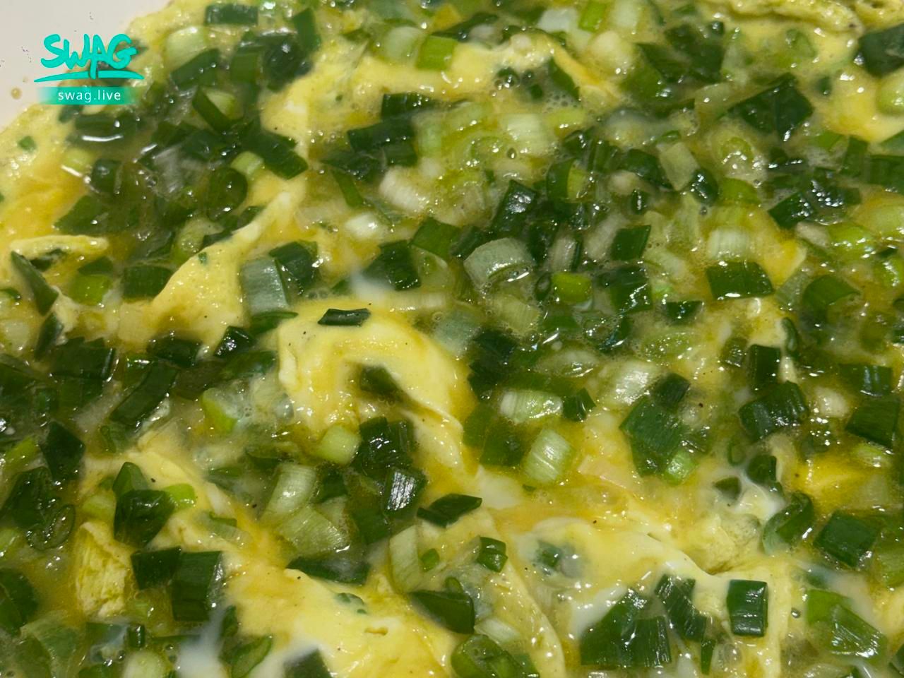 pudding1112 : 今天深夜廚房👩🍳
蔥蛋翻面大失敗但還是很好吃😋
還有烤鯖魚、豬肉鹽昆布蓋飯
又不小心煮太多
來當我室友會胖成豬🐖🐖🐖