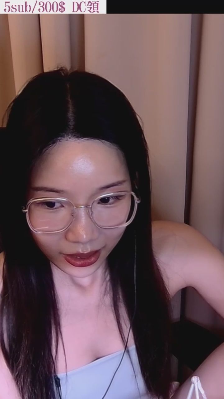  : 這是在給粉絲發特別福利嗎？突然近距離展示...太會了吧😳👣 #直播精華 #驚喜放送 #粉絲福利