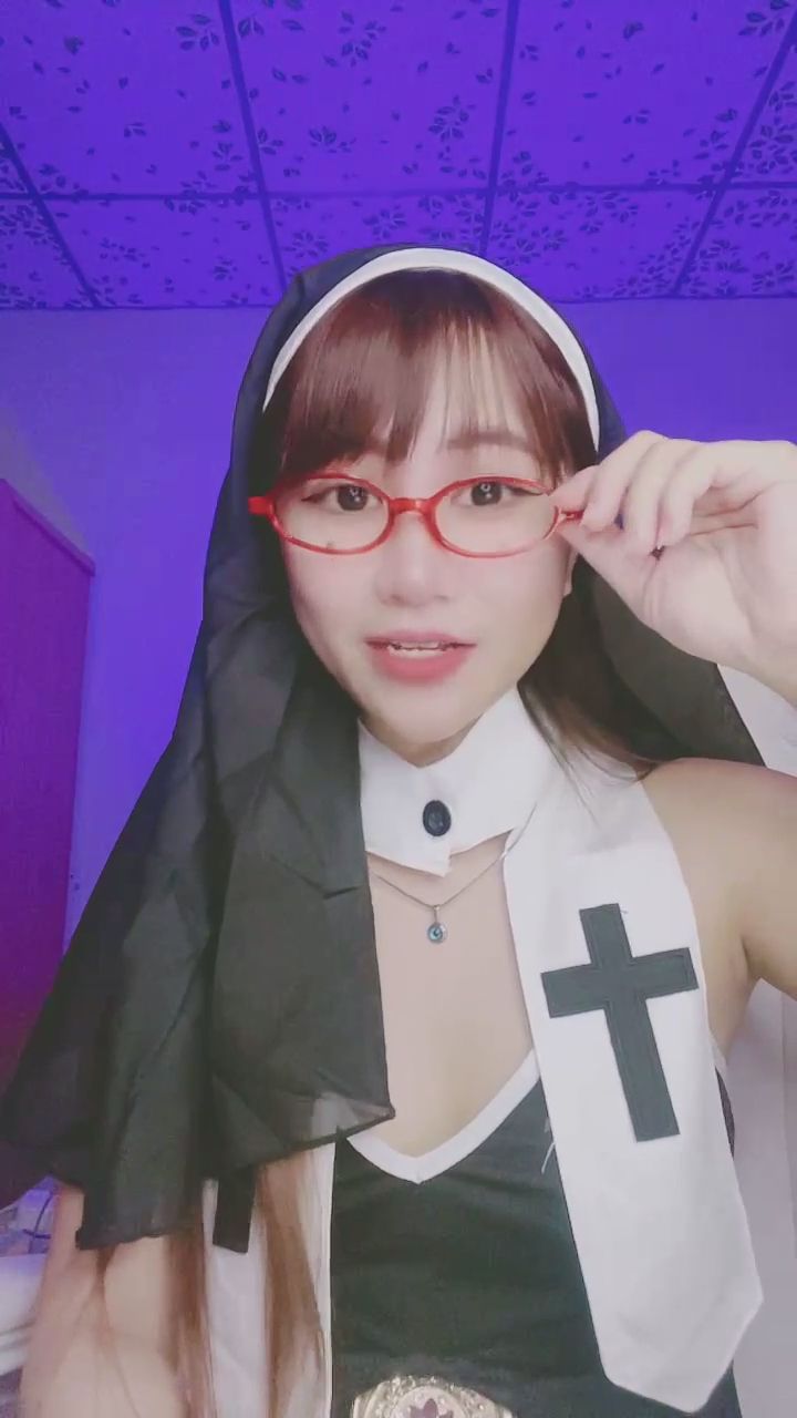  : 䠳女也能這麼俏皮？✨ 戴上紅框眼鏡的瞬間，這個反差感你給幾分？👓 #䠳女 #角色扮演 #cosplay #反差萌 #眼鏡控