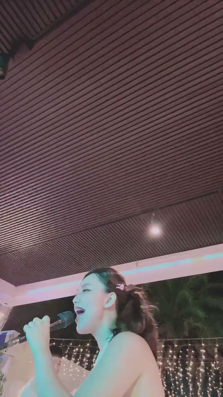  : 星空下的深情告白，這深邃的眼神與迷人的嗓音，讓人完全沉醉其中💕 #深情演唱 #視覺饗宴 #氣質正妹 #深夜福利