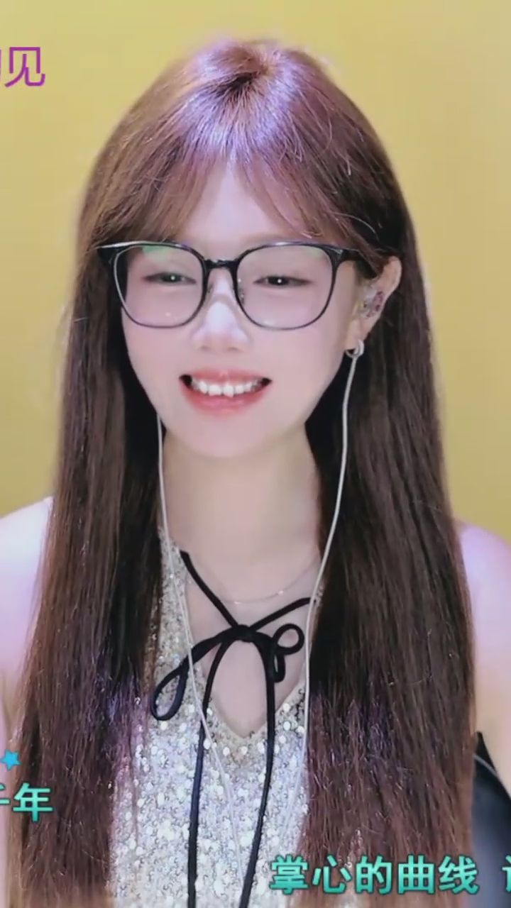  : 整理頭髮的小動作太迷人了，最後的笑容直接融化你的心！👓💕 #眼鏡娘 #知性美 #甜美笑容