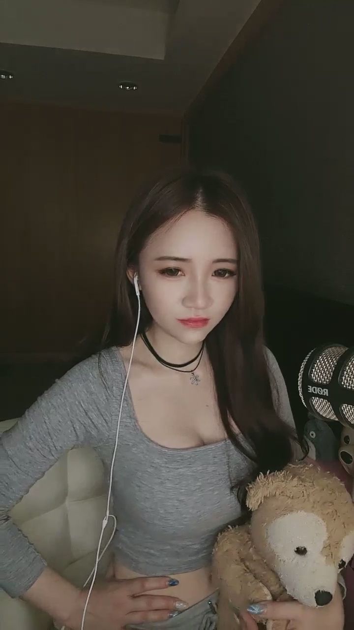  : 這套休閒感穿搭有打中你的心嗎？留言告訴我哪裡最吸引你🥰🥰（結果答案會不會是達菲呢🐻🫣😳？）