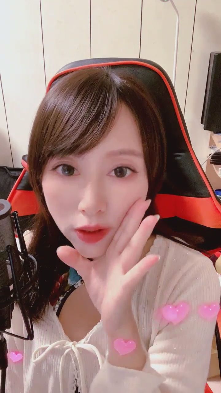 mini_1213 : 這樣近距離看著你，心跳加速了嗎？💓 #近距離 #互動 #直播日常