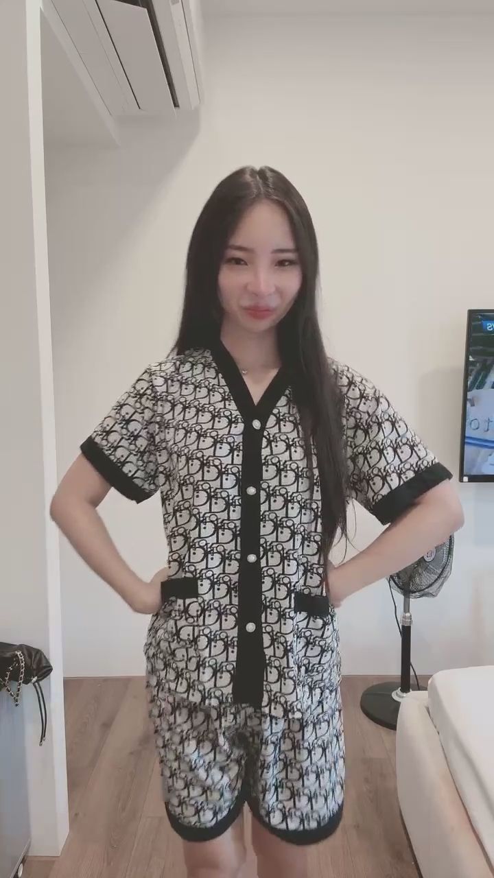  : 今天的居家睡衣Look大公開！轉個圈展示一下，這樣的風格你們喜歡嗎？👗💫 #穿搭分享 #居家日常 #活力