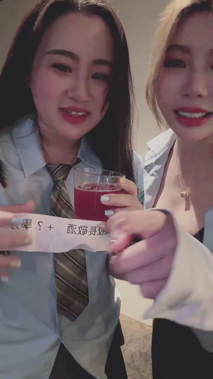kk_han : 直播大學開學日🥳跟我最愛的校長葡萄🍇
我們的私密小遊戲,紙條上寫了什麼想知道嗎?😉💋 #制服誘惑 #私密派對 #微醺日常 #大膽穿搭